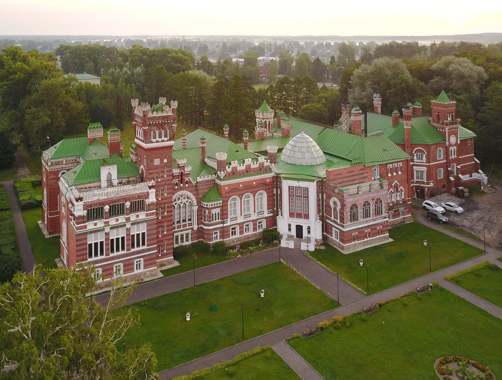 Замок_Шереметева_с_высоты_птичьего_полёта.jpg