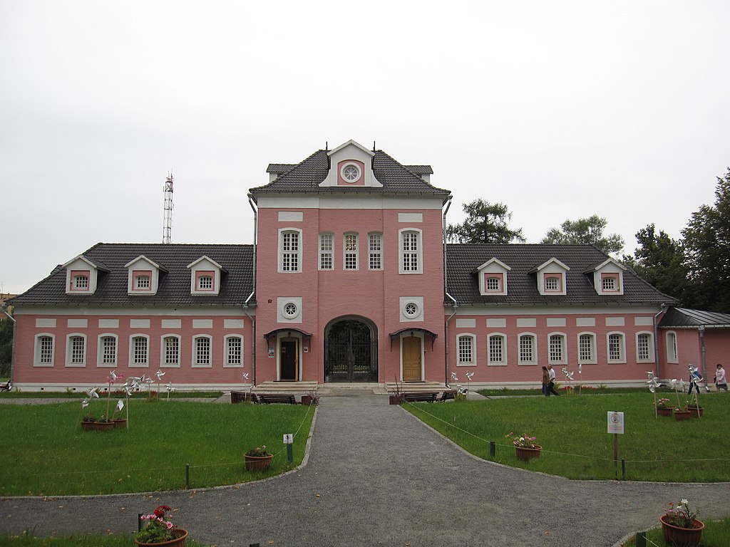 Конный_двор,_главный_корпус._Большие_Вязёмы.jpg