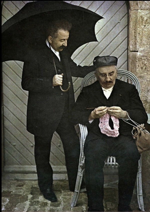 Люмьеры Луи и Огюст (вяжет) автохром нач. 20 в..jpg
