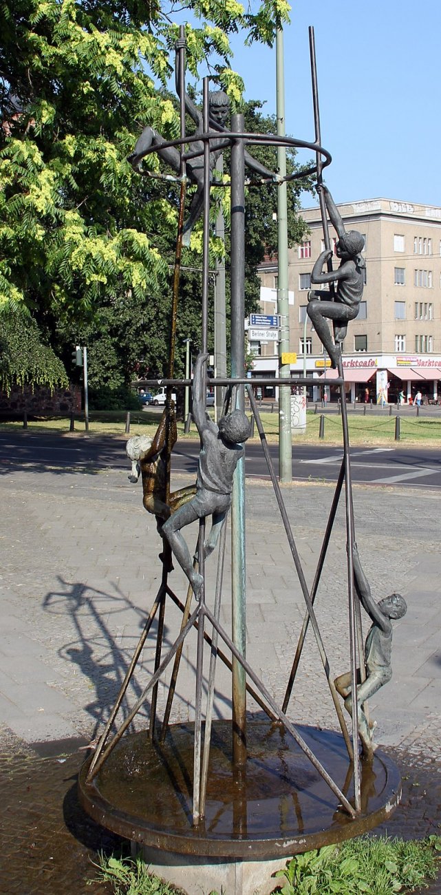 гдрBrunnen_Breite_Str_40_(Panko)_Kletternde_Kinder_Gerhard_Thieme_197172.jpg