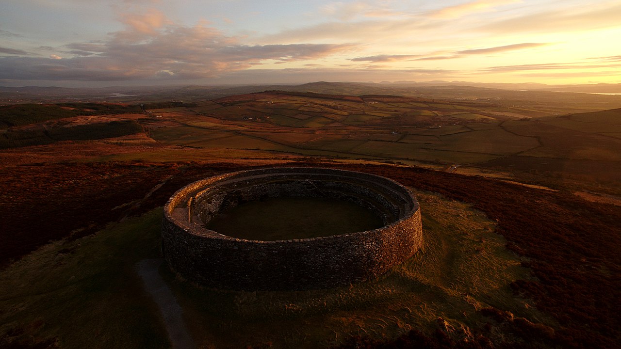 ирл1280px-An_Grianan_fort_at_sunset_2.jpg