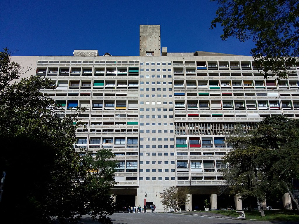 корбюзье 52 1024px-Unité_d'habitation_Marseille,_France.jpg