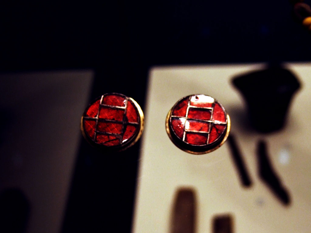ланг1024px-Lombard_goldsmith's_grave_goods_from_Brno-Kotlářská_-_fibulae_pair.jpg