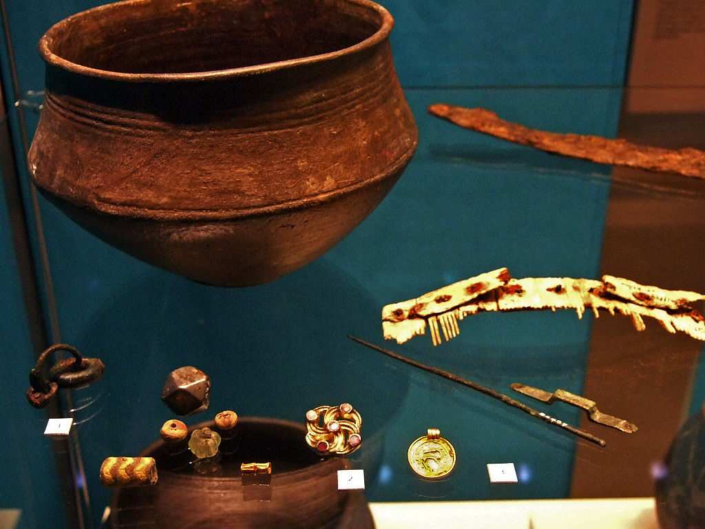 ланг1024px-Lombard_woman's_grave_goods_from_Poysdorf,_Austria.jpg
