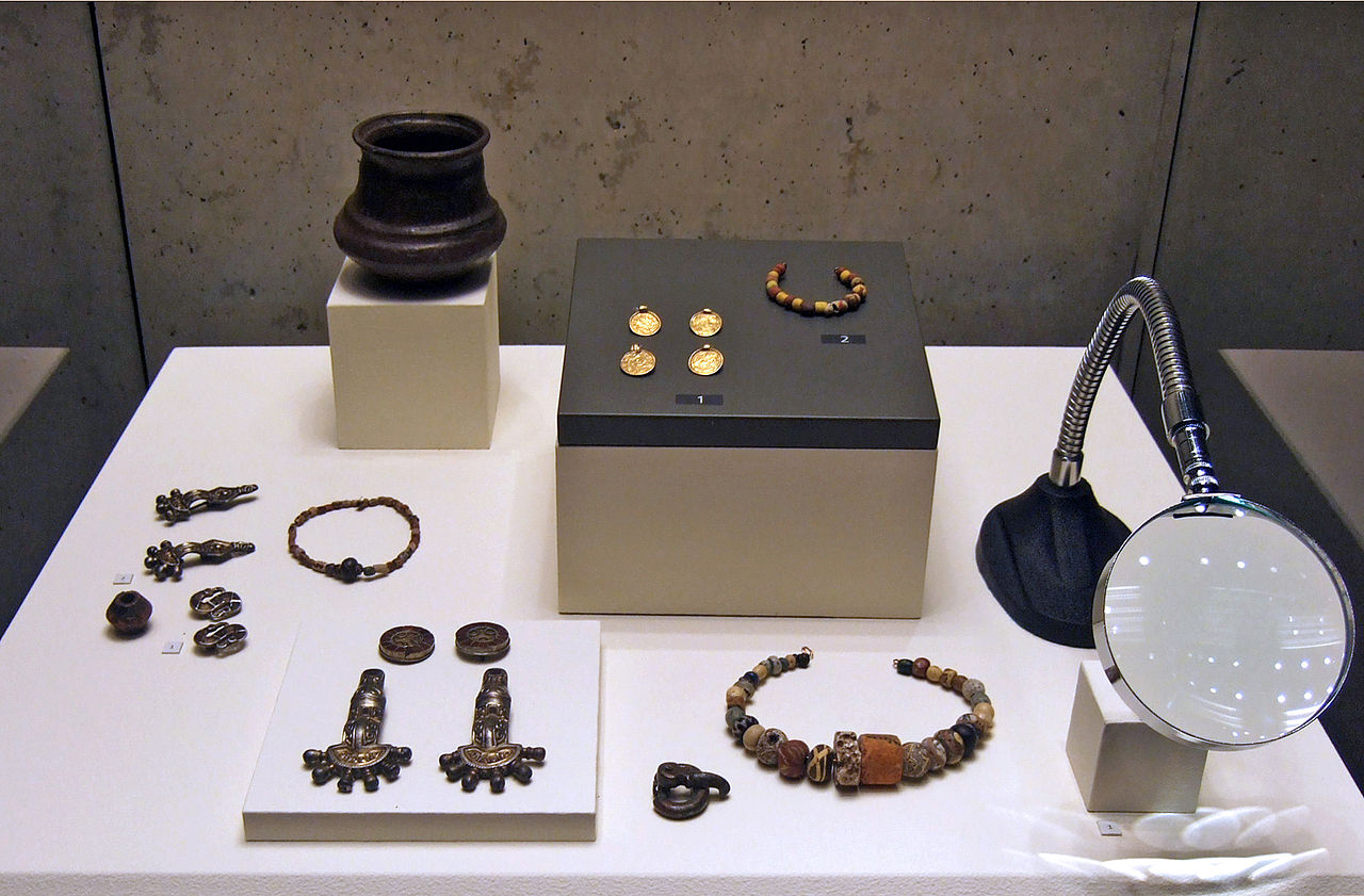 ланг1280px-Lombard_grave_goods_from_Szentendre,_Hungary.jpg