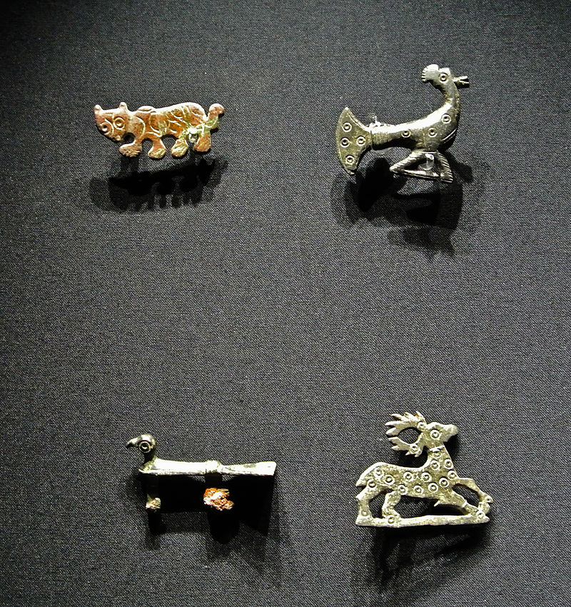 лангBronzefibeln_-_Panther,_Pfau,_Taube_und_Hirsch.jpg