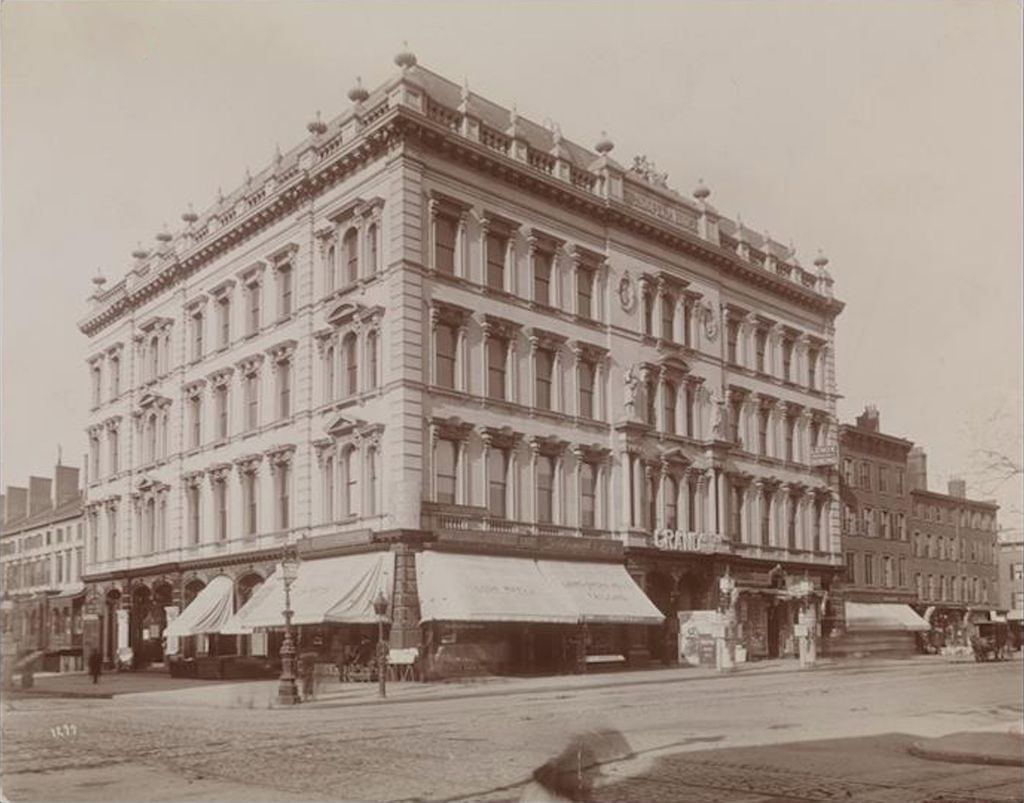 ньюGrand_Opera_House,_8th_Avenue_and_23rd_Street.jpg