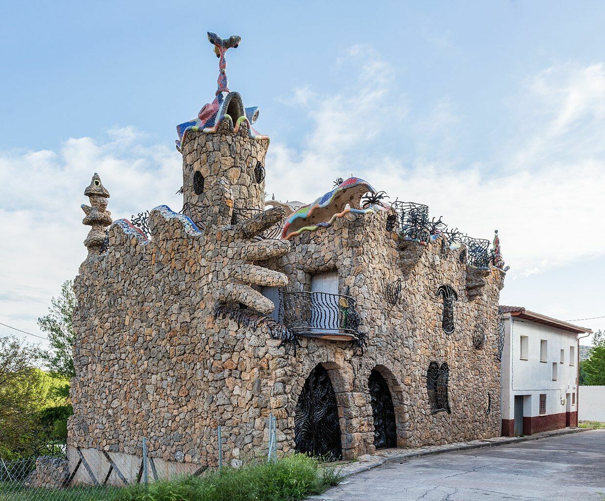 сюр 1238px-El_Capricho,_Rillo_de_Gallo,_Guadalajara,_España,_2017-05-25,_DD_18.jpg