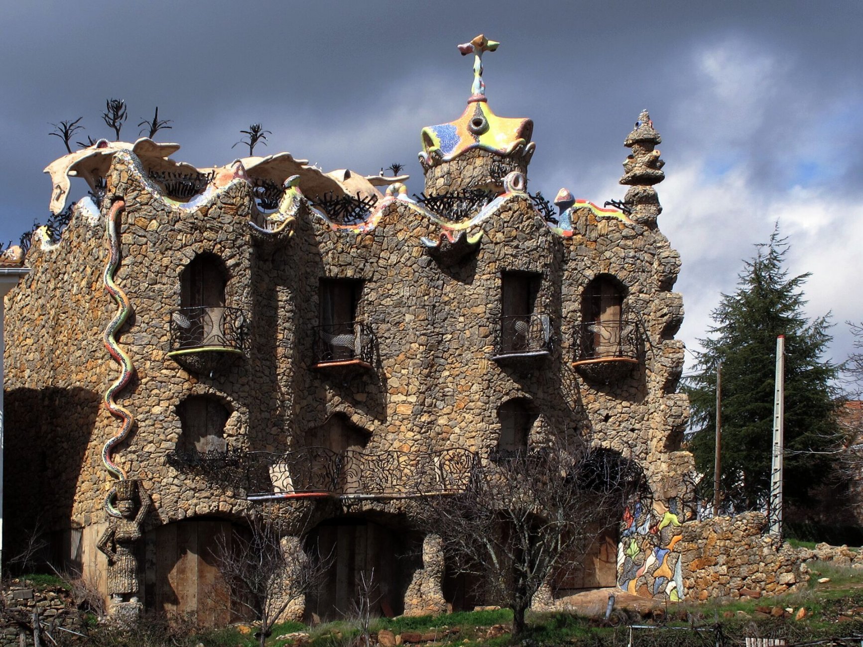 сюр 2011 El_Capricho_de_Rillano_(homenaje_a_Gaudí).jpg