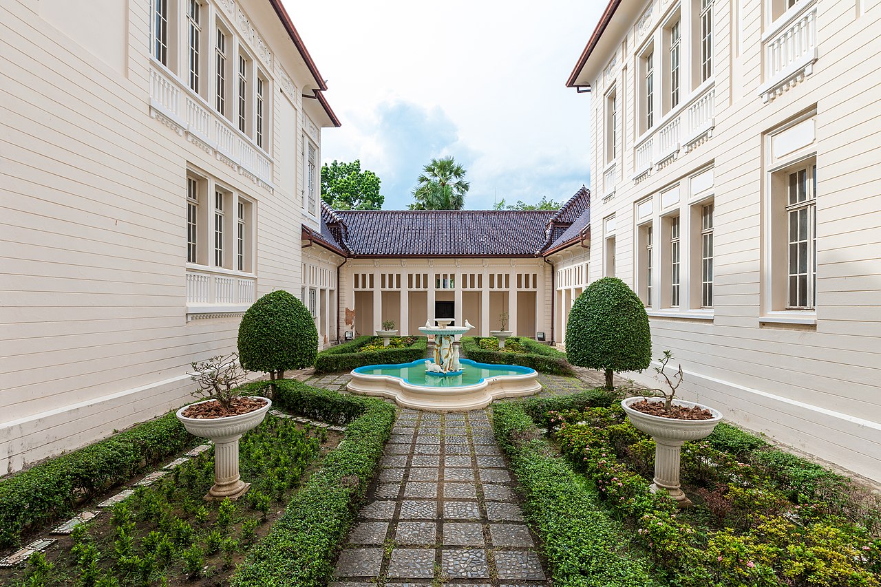 таи 1280px-Phra_Ram_Ratchaniwet_Palace_(IV).jpg