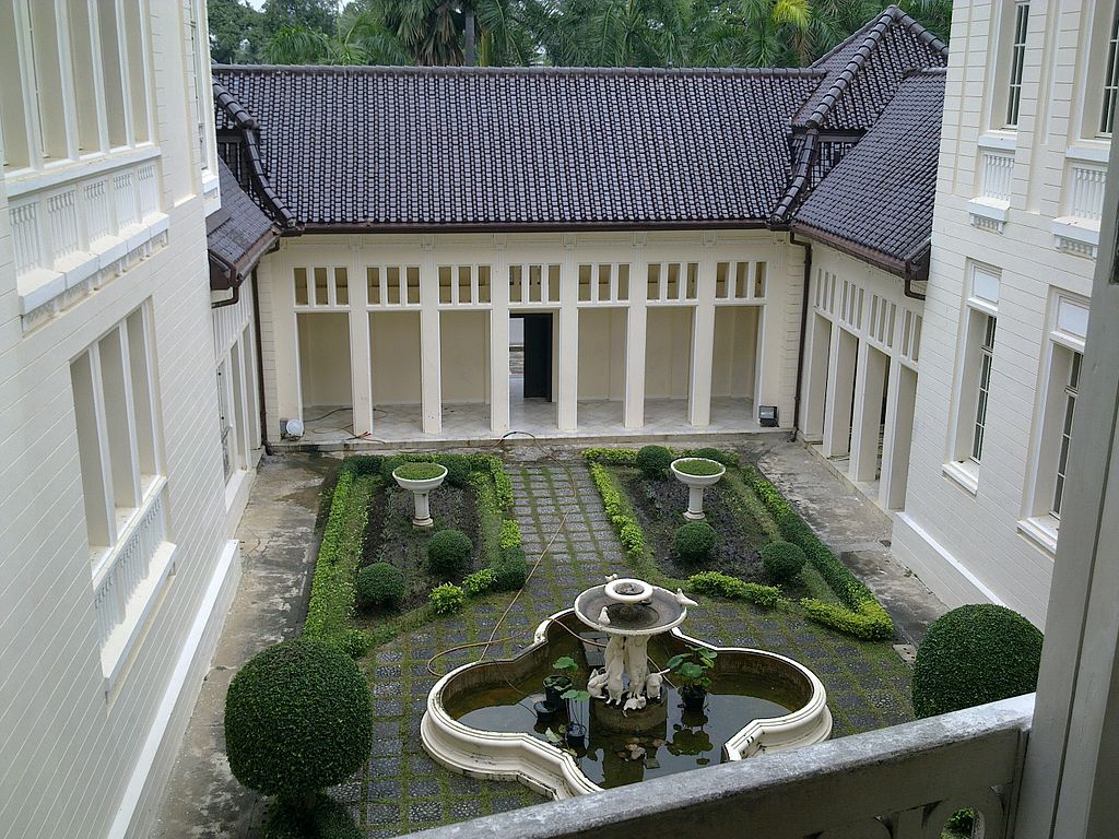 таи1024px-พระราชวังบ้านปืน.jpg
