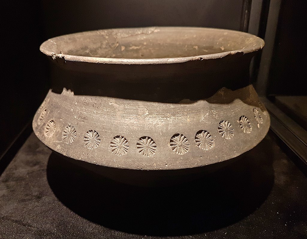 фриз1024px-Top_or_Topic_(CC,_Maastricht),_reducerend_gebakken_aardewerk_pot_uit_Heerlen_-2.jpg