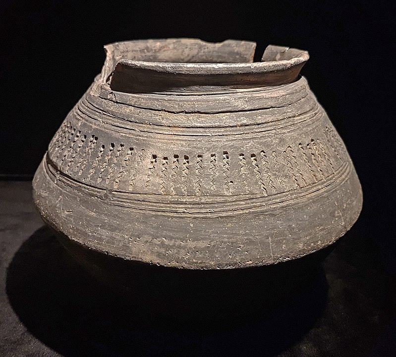 фриз800px-Top_or_Topic_(CC,_Maastricht),_reducerend_gebakken_aardewerk_pot_uit_Heerlen_-3.jpg