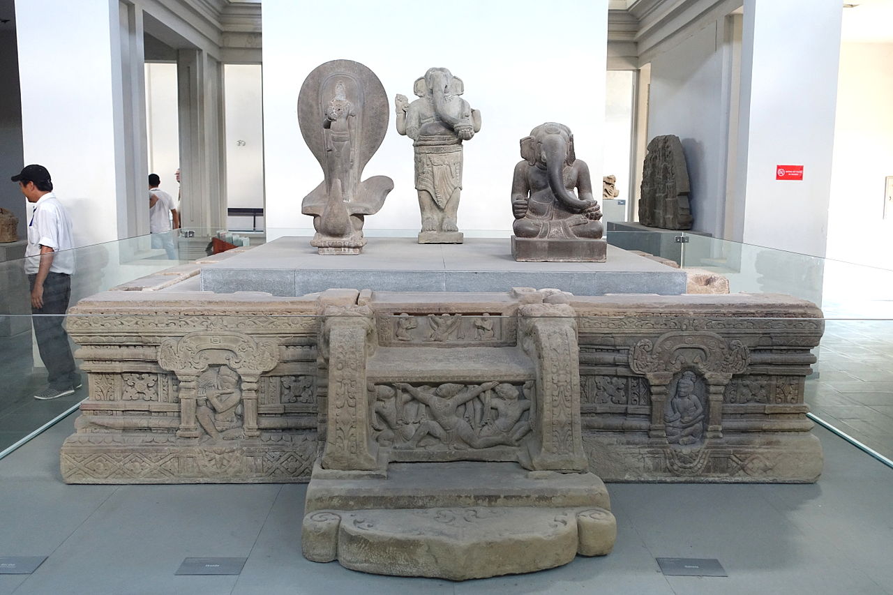 чамп Pedestal,_My_Son_E1,_view_1,_7th_century,_.JPG