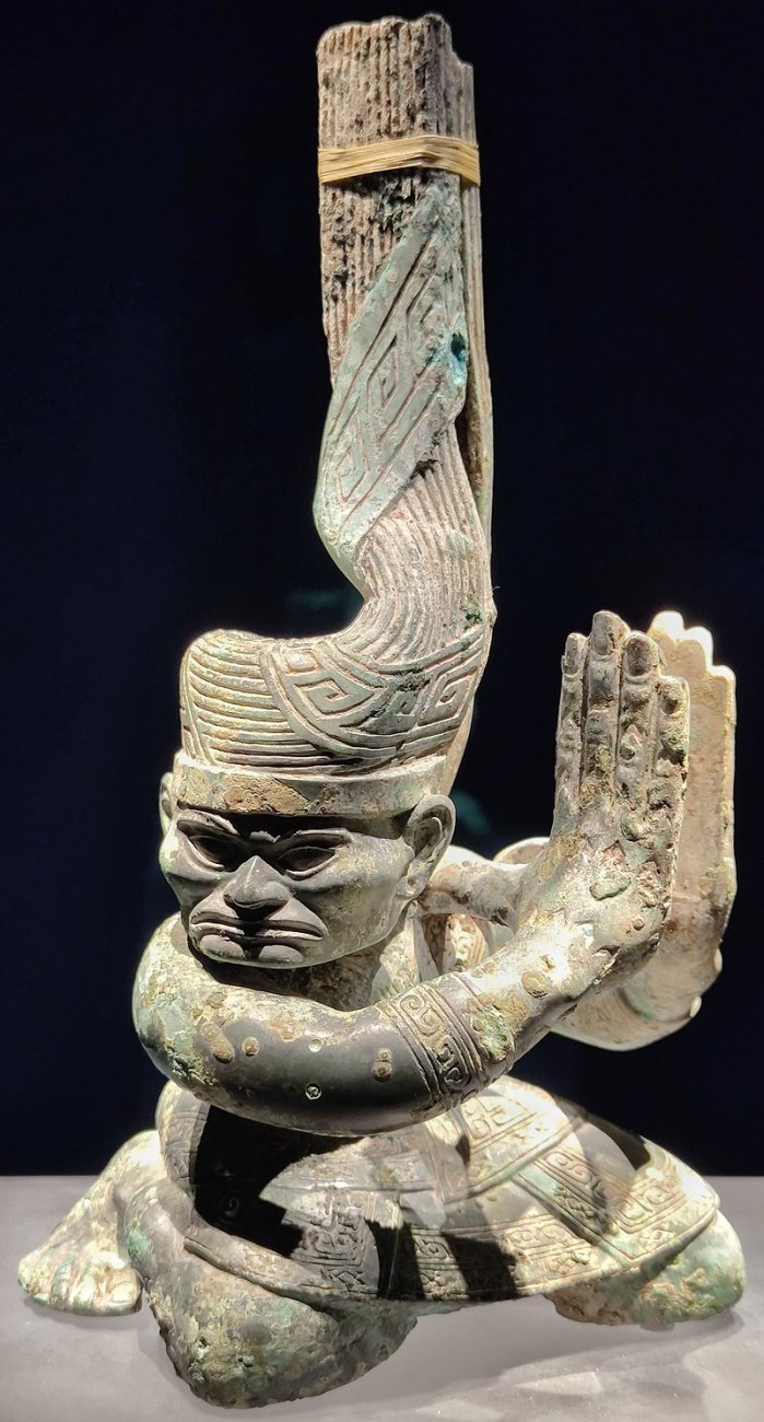三星堆-青铜扭头跪坐人像_sanxingdui.jpg