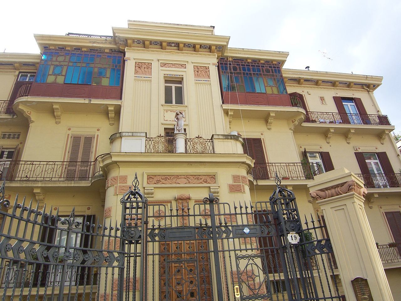 10 неап1280px-Palazzina_a_Via_Palizzi.jpg