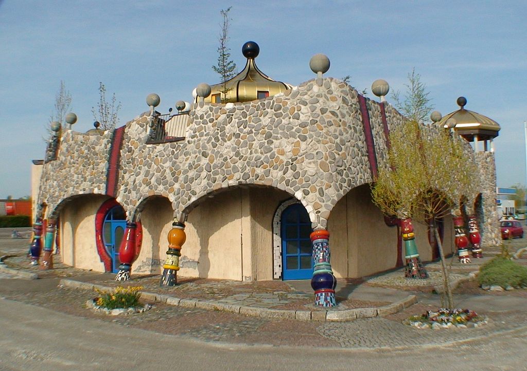 1024px-080427_ch_altenrhein_hundertwasserhaus2.jpg