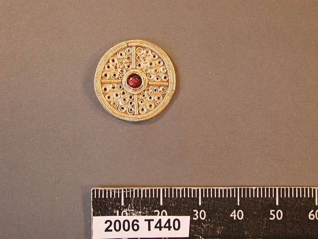 1024px-A_beautiful_Anglo-Saxon_mount..jpg