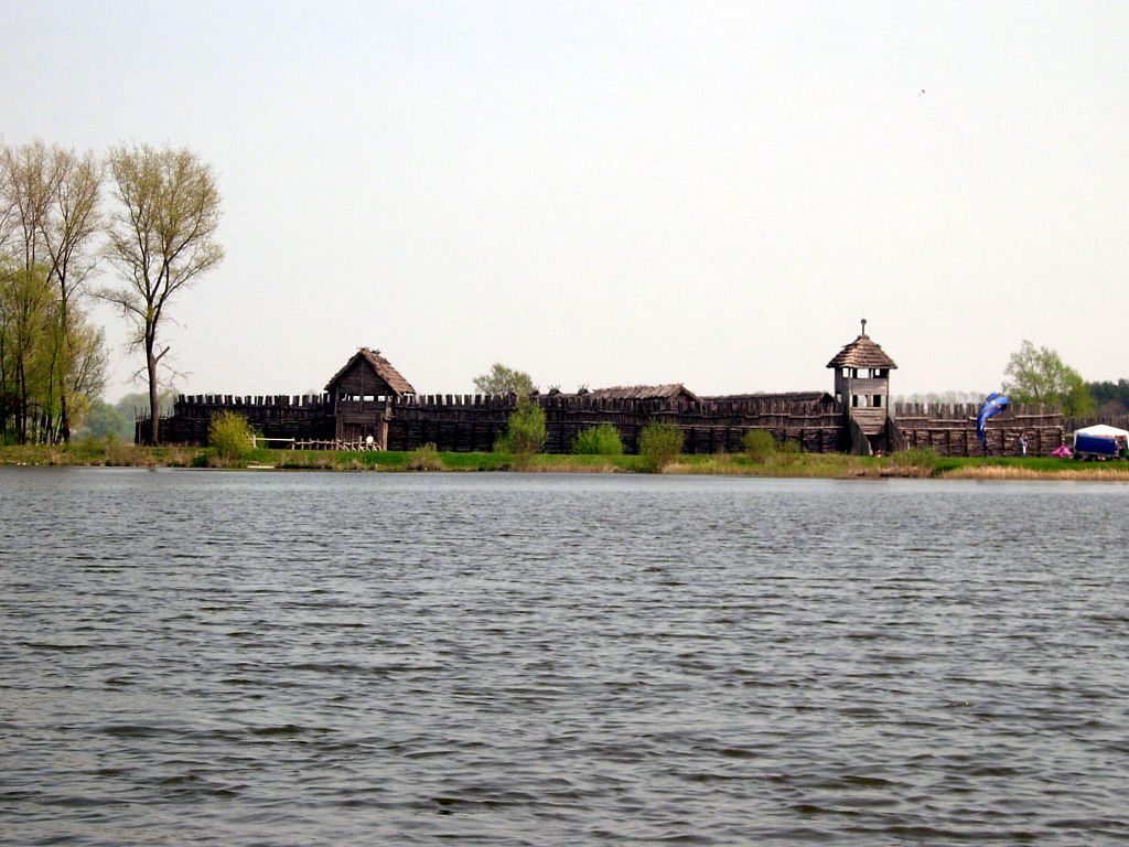 1024px-Biskupin_widok_z_jeziora.jpg