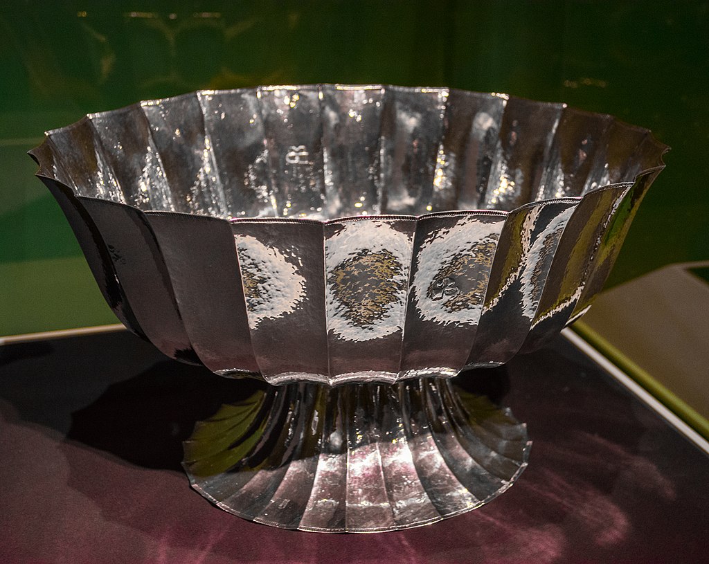 1024px-Bowl_-_Josef_Hoffman_(38879047884).jpg