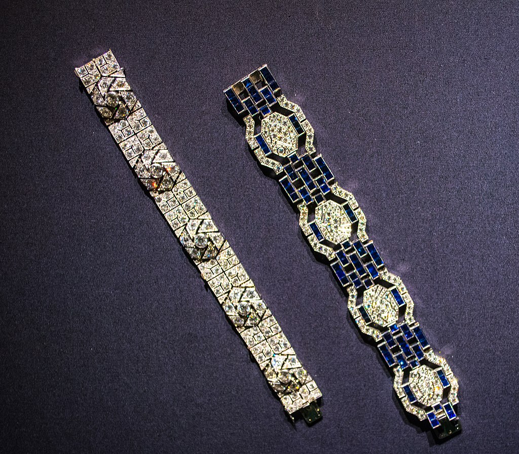 1024px-Bracelets_-_Tiffany_and_Co_(25893439588).jpg