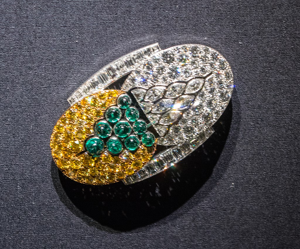 1024px-Brooch_-_Rubel_Frères_(38866315275).jpg