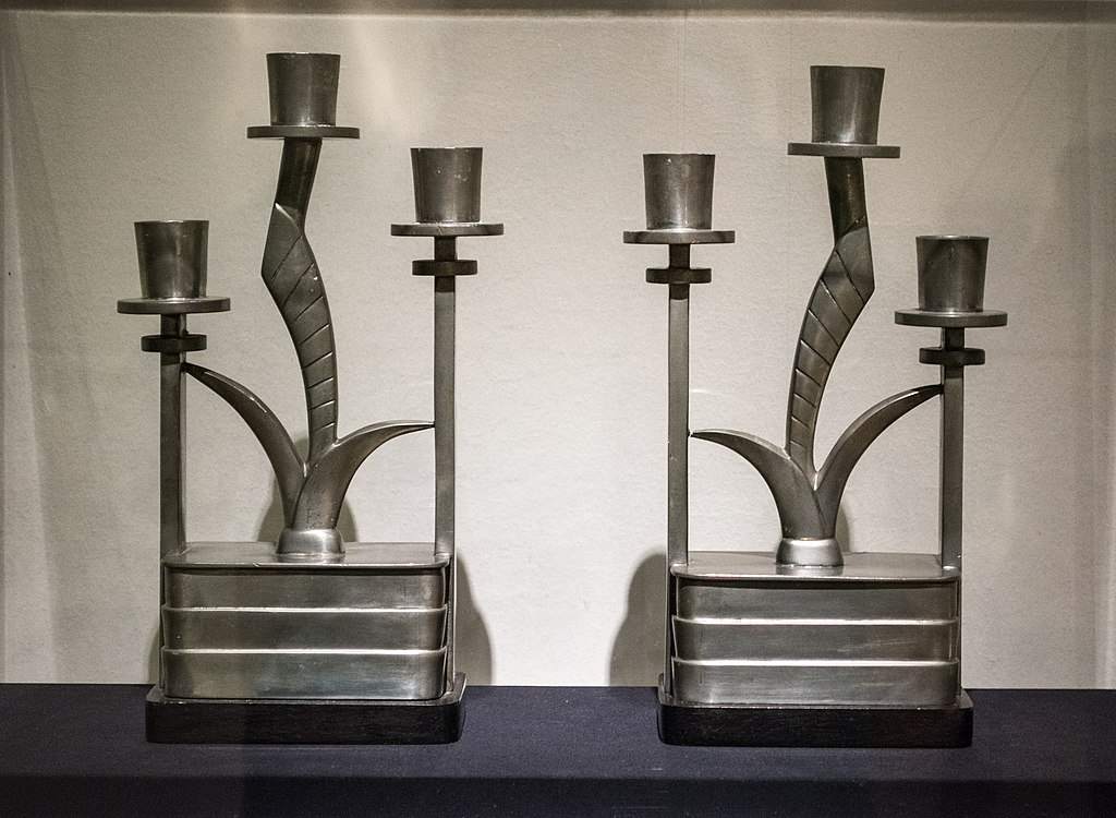 1024px-Candelabra_-_Kem_Weber_(39055324234).jpg