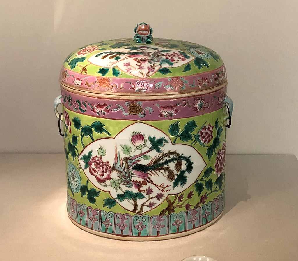 1024px-Chupu_from_Tongzhi_period_Mariette_Collection_IMG_9841_singapore_peranakan_museum.jpg