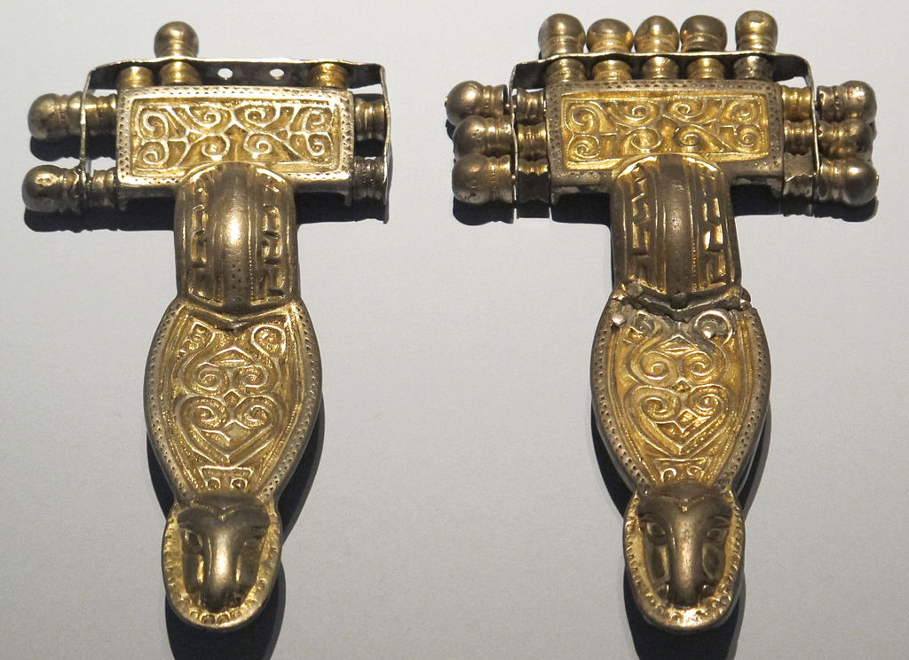 1024px-Coppia_di_fibule_in_argento,_VII_sec.jpg