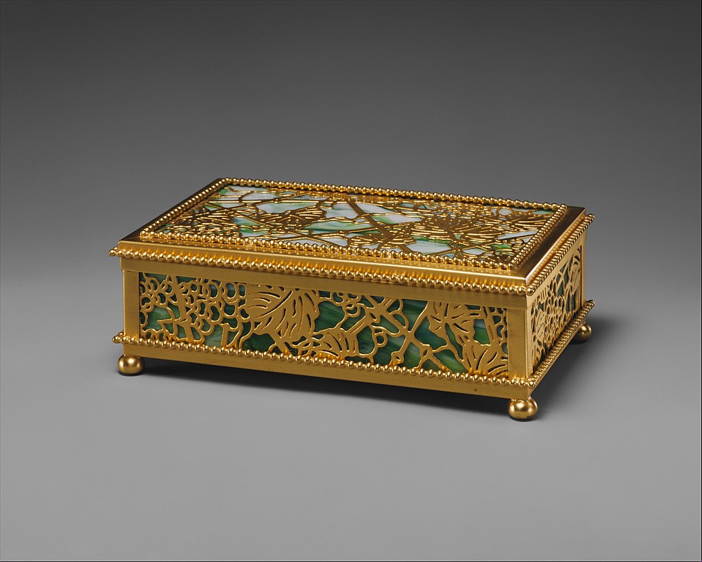 1024px-Covered_Box_MET_DT6505.jpg
