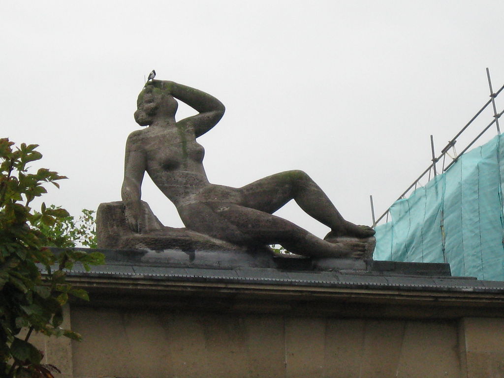 1024px-Düsseldorf_Ehrenhof_Aurora_ArnoBreker.jpg