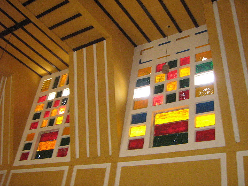 1024px-Dalat_stn_coloured_windows.jpg
