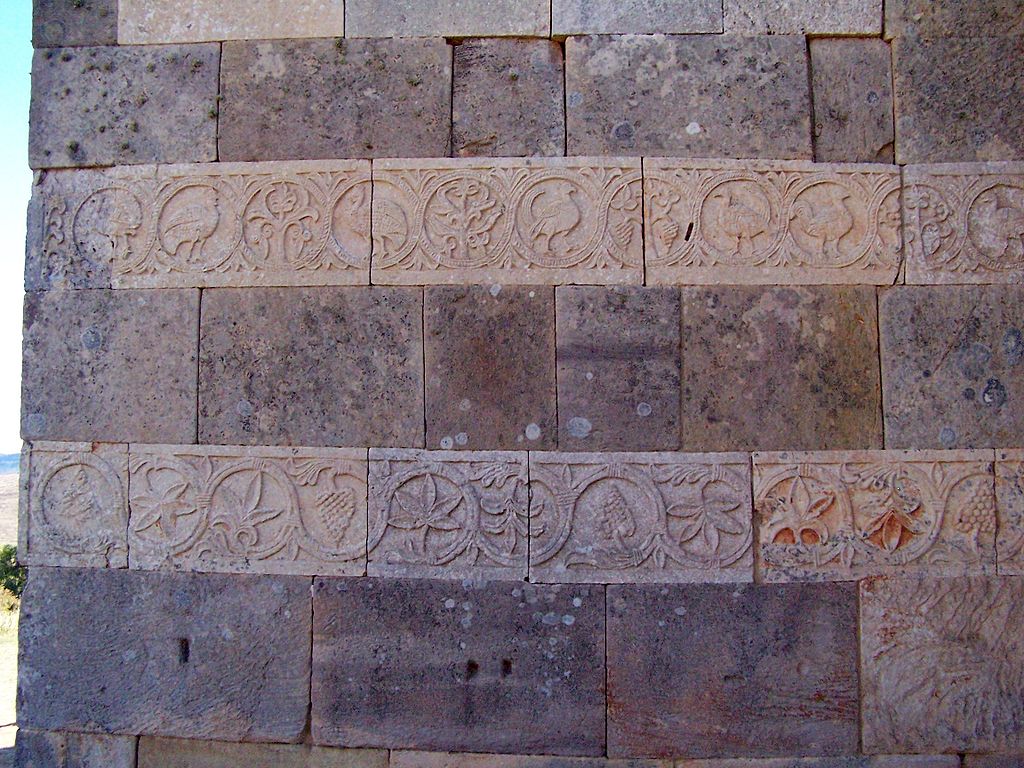 1024px-Ermita_de_Santa_María_-_materiales_visigodos.jpg
