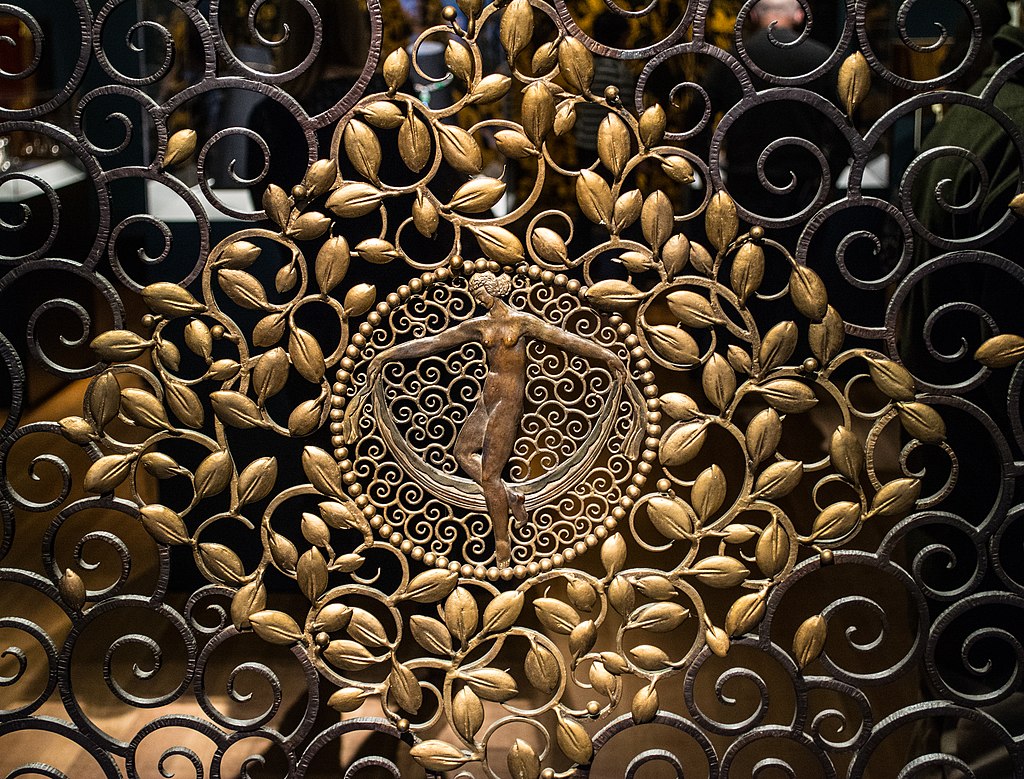1024px-Front_detail_-_1925_Edgar_Brandt_fire_screen_(38830176384).jpg
