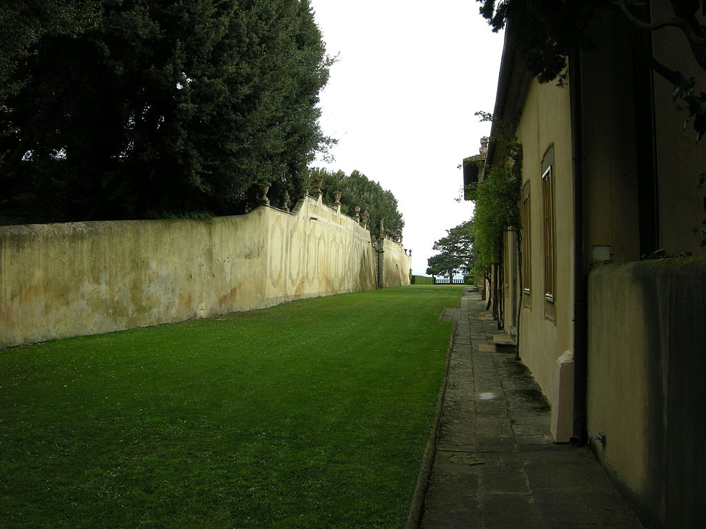 1024px-Giardino_di_villa_gamberaia,_bowling_green_05.jpg