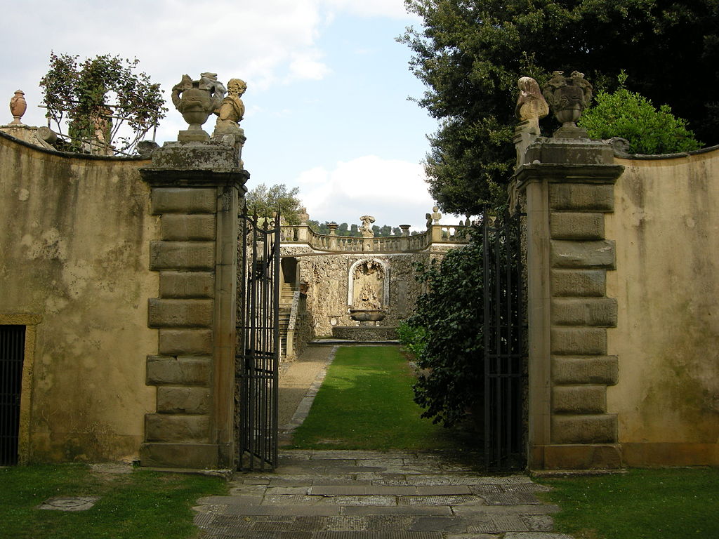 1024px-Giardino_di_villa_gamberaia,_gabinetto_rustico_01.jpg