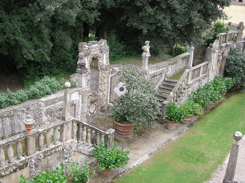 1024px-Giardino_di_villa_gamberaia,_gabinetto_rustico_23.jpg