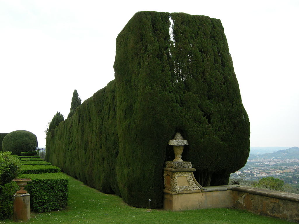 1024px-Giardino_di_villa_gamberaia,_parterre_d'acqua_21.1.jpg