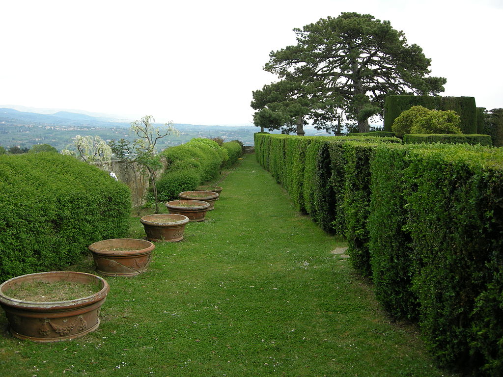 1024px-Giardino_di_villa_gamberaia,_parterre_d'acqua_23.jpg