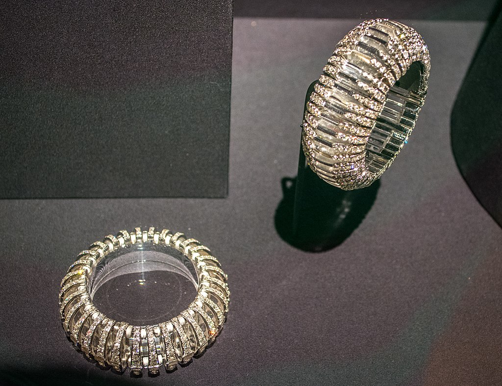 1024px-Gloria_Swanson_bracelets_-_Cartier_(39053445764).jpg