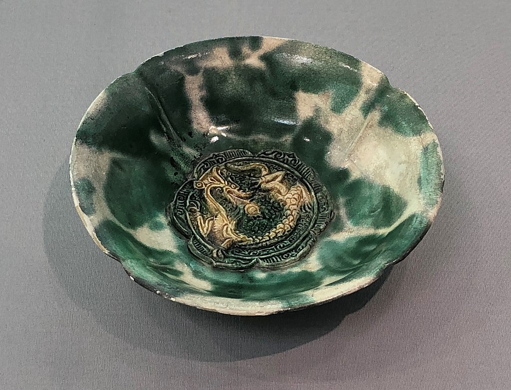 1024px-Gongxian_kiln_jars_830s_Abbassid_ship_wreck_Java_Sea_IMG_9291.jpg