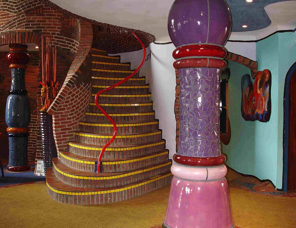 1024px-Goor_-_Kantoorgebouw_Hundertwasser.jpg