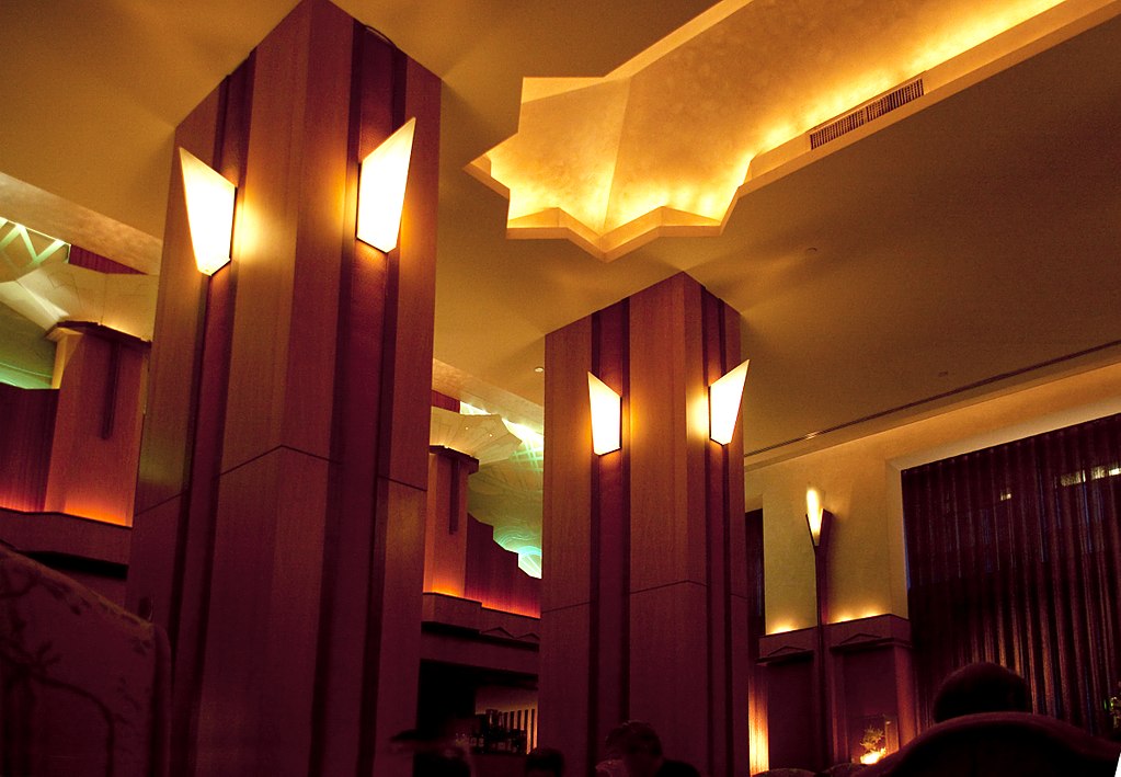 1024px-Inside_Mr_K's_(4691403384).jpg