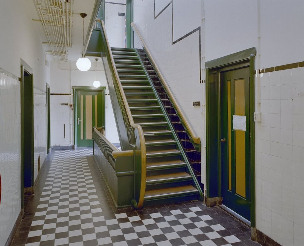 1024px-Interieur,_overzicht_centrale_hal_met_trap_-_Wageningen_-_20350460_-_RCE.jpg