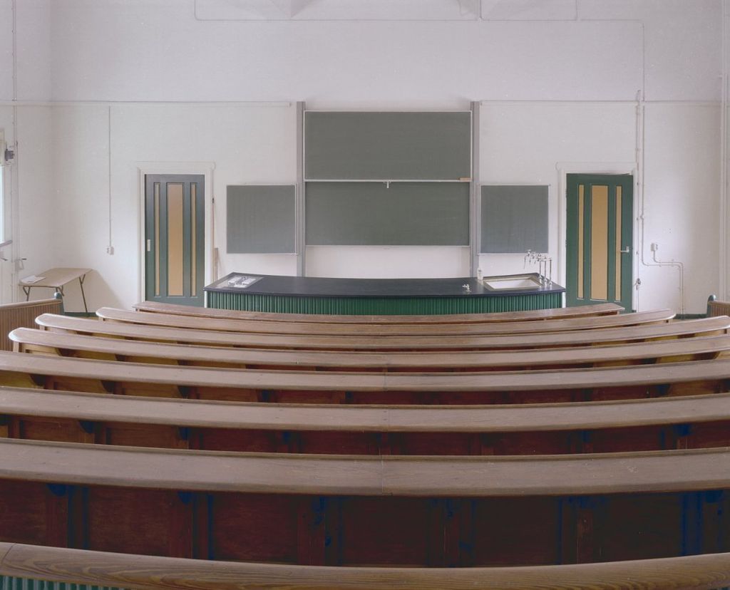 1024px-Interieur,_overzicht_collegezaal_-_Wageningen_-_20350478_-_RCE.jpg