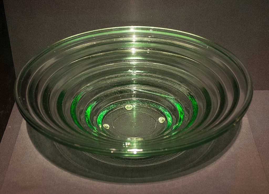 1024px-Lens_bowl_-_Walter_Dorwin_Teague_(27986830009).jpg