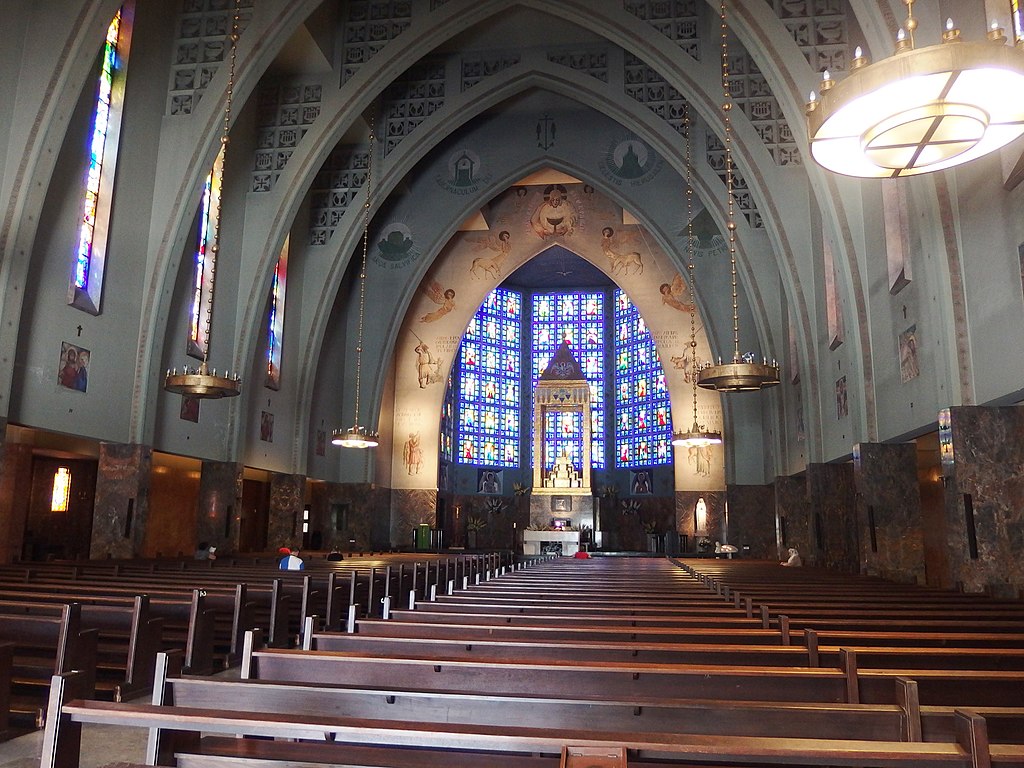 1024px-Lisboa,_Igreja_de_Nossa_Senhora_do_Rosário_de_Fátima,_interior.jpg