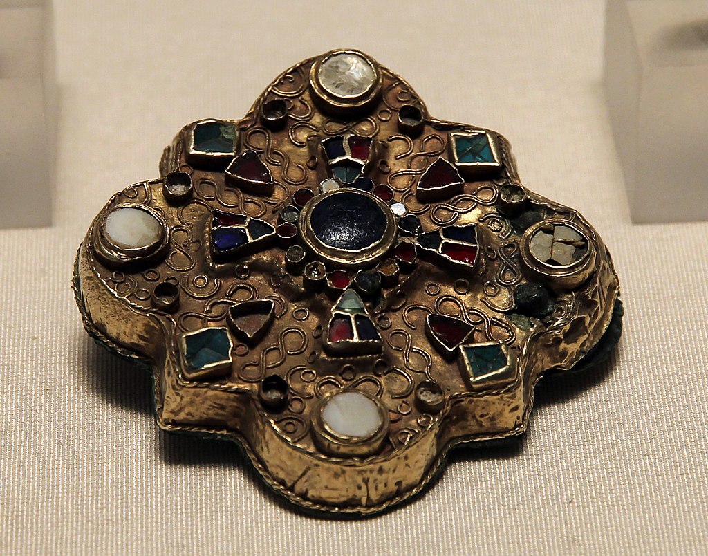 1024px-Louvre_Objets_d'art_Moyen_Age_Fibule_polylobée_mérovingienne_Humbécourt_04012019.jpg