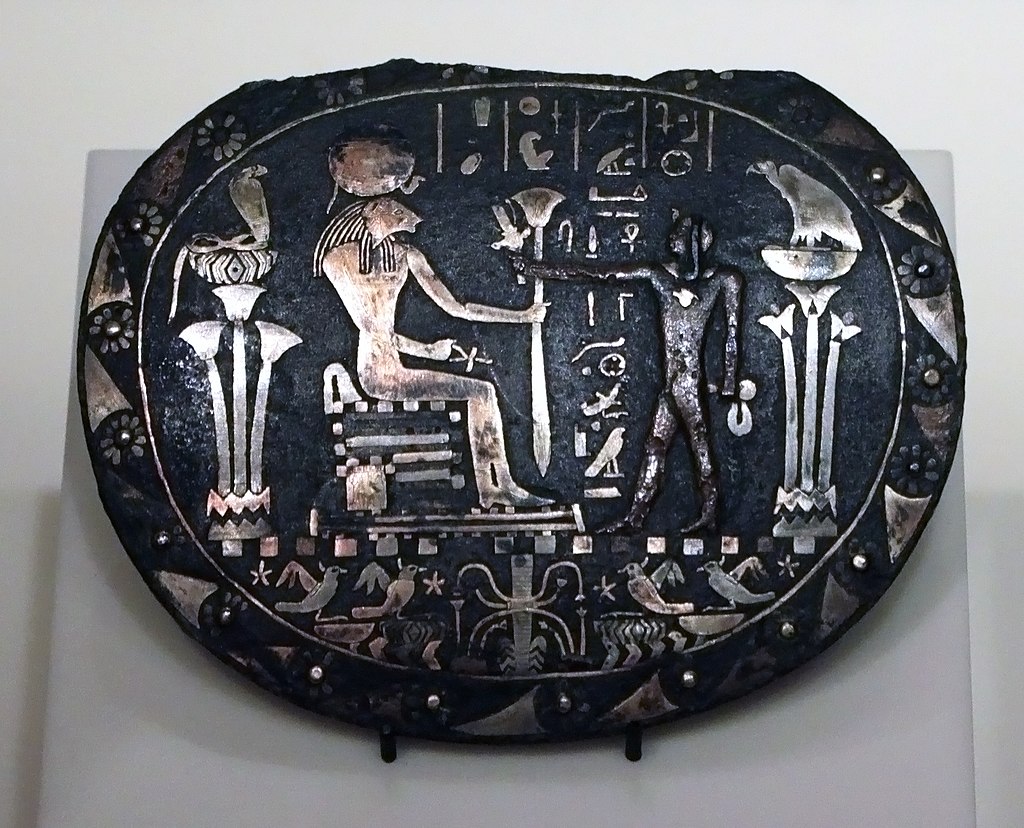 1024px-Menat_Sekhmet_Neues_Museum_26042018.jpg