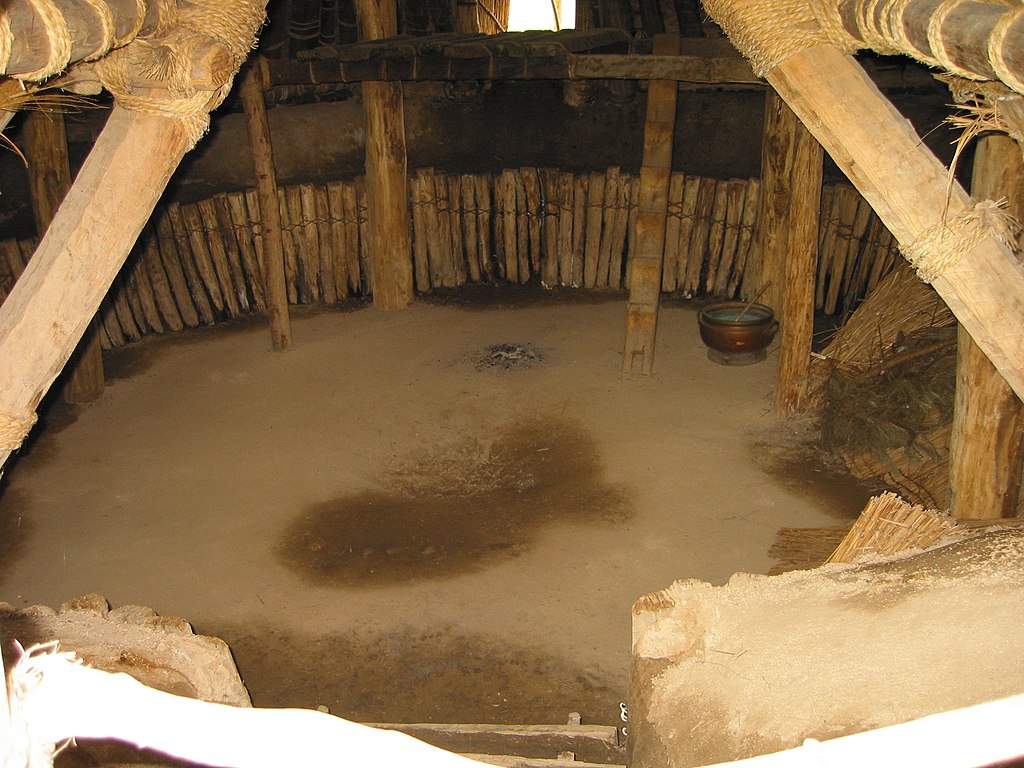 1024px-Mukibanda_remains_inside_of_reconstruction_Yayoi_house.jpg